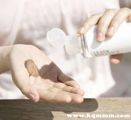 擦脸的水乳能涂身体吗(抹脸的水乳可以抹身体吗) 擦脸的水乳能涂身体吗(抹脸的水乳可以抹身体吗)