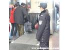 安检篮子是自己拿吗，过安检篮子怎么取