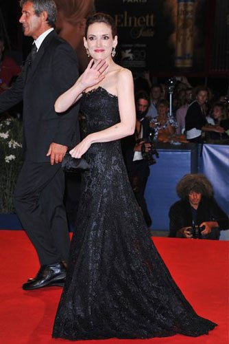 高透的蕾丝裙 时髦or雷人