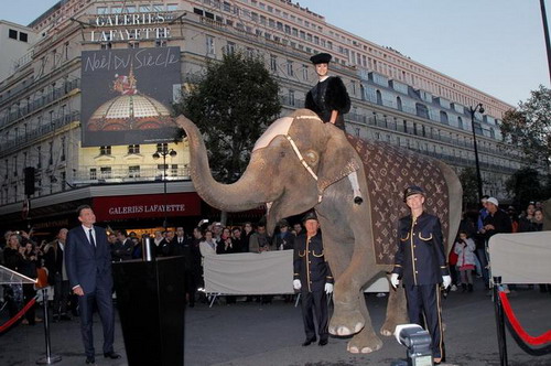 时尚大牌上演圣诞橱窗“大戏”