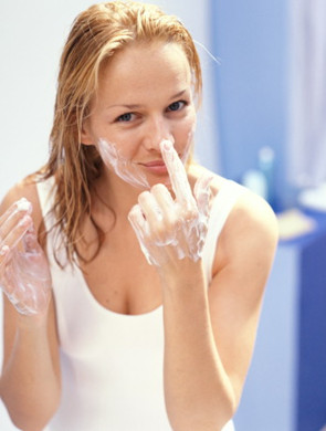 巧用面膜 解决生理期面部问题