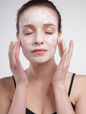 巧用面膜 解决生理期面部问题