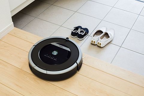  Deal of the Day：iRobot Roomba 870 扫地机器人（AeroForce胶刷，2套滤网+虚拟墙）